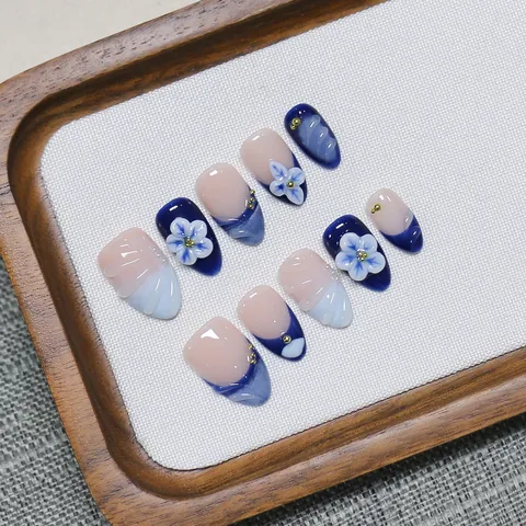 Handgefertigte Press On Nägel 3D Blumen Französisches Design Blau Nude Mix Kurze Mandelform Elegante Künstliche Fingernägel Für Damen