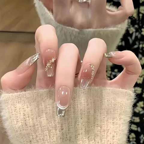Unghie Finte Artigianali Sfumate Rosa Occhio Di Gatto Forma Bara Lunga Con Strass E Foglia Oro Manicure Elegante