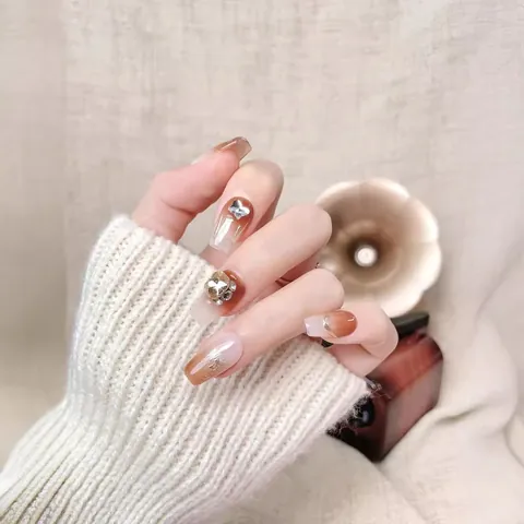 Uñas Postizas a Presión Artesanales Degradado Cacao Vainilla Con Mariposa Metálica Y Strass Forma Ataúd Corto Para Mujer