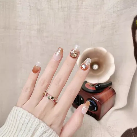 Handmade Vanilla Cocoa Gradient Press On Nails With Metal Butterfly And Rhinestone Short Coffin Fake Nails For Women