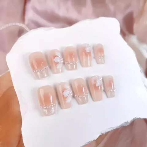 Unghie Finte Artigianali Stile Francese Sfumate Rosa Nude Con Decorazioni Floreali 3D e Künstliche Perle Unghie Corte Quadrate da Donna