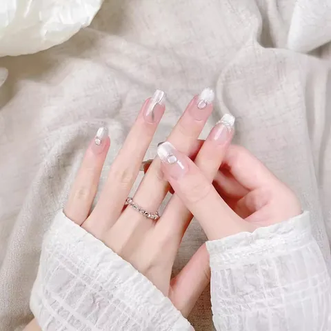 Handgefertigte Katzenauge Press On Nägel Mit Künstliche Perlen Muschel Dekor Eisnude Silber Glitzer Kurzleiterform Elegante Maniküre Für Damen