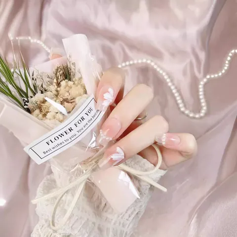 Unghie Finte Artigianali Stile Francese Sfumate Rosa Nude Con Decorazioni Floreali 3D e Künstliche Perle Unghie Corte Quadrate da Donna