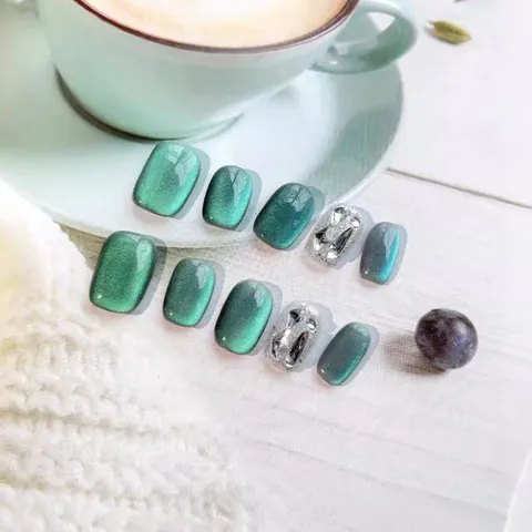 Unghie Finte a Pressione Occhio di Gatto Verde Smeraldo Corte Quadrato Arrotondate Fatte a Mano Con Glitter Argento Strass Donna