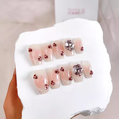 Uñas Postizas Press On Degradado Rosa Hechas a Mano Con Diamantes de Imitación Corazón Brillante Dulce Trapecio Corto Set Manicura
