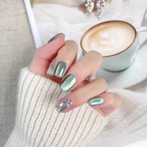 Unghie Finte a Pressione Occhio di Gatto Verde Smeraldo Corte Quadrato Arrotondate Fatte a Mano Con Glitter Argento Strass Donna