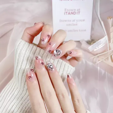 Uñas Postizas Press On Degradado Rosa Hechas a Mano Con Diamantes de Imitación Corazón Brillante Dulce Trapecio Corto Set Manicura