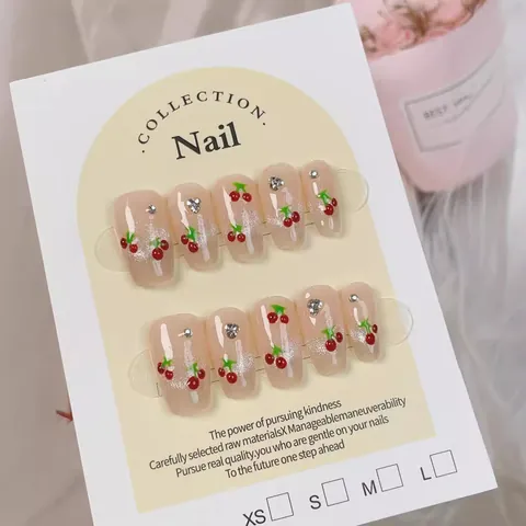 Handgefertigte Künstliche Nägel Zum Aufkleben Kirschmuster Katzenauge Sargform Strass Glitzer Rosa Nude Kurz Damen Maniküre