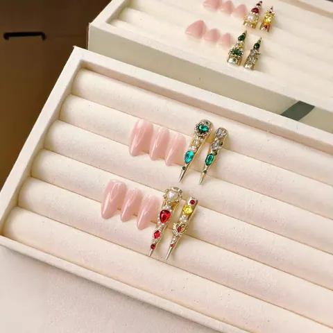 Unghie Finte Artigianali Lusso Stile Imperiale Stiletto Lungo Pietre Sintetiche Künstliche Perle Decorate Rosa Nudo Oro Unghie a Pressione Donna