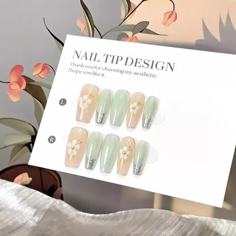 Uñas Postizas Hechas a Mano Ataúd Largo Ojo de Gato Estilo Francés Elegante Flor Blanca Borde Plateado Lujo
