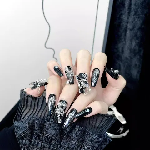 Uñas Postizas a Presión Ataúd Gótico Hecho a Mano Estilo Y2K Oscuro Con Amuletos Mariposa Corazón 3D Cadena Metálica Mujer Uñas Y Anillo