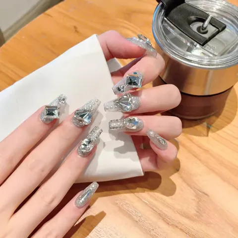 Unghie Finte Fatte a Mano Lusso Scintillante Argento Glitter Strass Cuore Fiocco Perla Artificial Trapezio Lungo Unghie per Donna