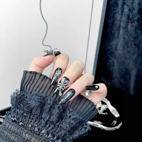 Uñas Postizas a Presión Ataúd Gótico Hecho a Mano Estilo Y2K Oscuro Con Amuletos Mariposa Corazón 3D Cadena Metálica Mujer Uñas Y Anillo