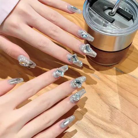 Unghie Finte Fatte a Mano Lusso Scintillante Argento Glitter Strass Cuore Fiocco Perla Artificial Trapezio Lungo Unghie per Donna