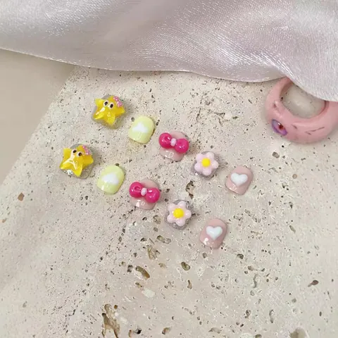 Unghie Finte per Bambini Fatte a Mano Cartone Animato Stella Cuore Modello Unghie Corte Set Decorazione Unghie per Ragazze