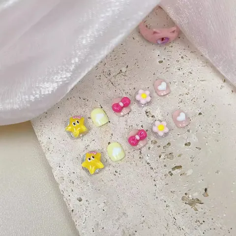 Unghie Finte per Bambini Fatte a Mano Cartone Animato Stella Cuore Modello Unghie Corte Set Decorazione Unghie per Ragazze