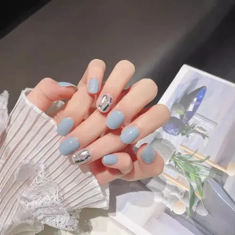 Faux Ongles à Coller Faits à la Main Bleu Clair Brillant Court Carré Rond Avec Strass Pour Femmes Quotidien Fête Manucure Cadeau