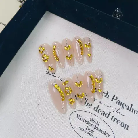 Unghie Finte a Mandorla di Lusso Fatte a Mano Oro Giallo Cuore Fiore Strass Perla Artificial Design Nudo Rosa Lucide da Donna