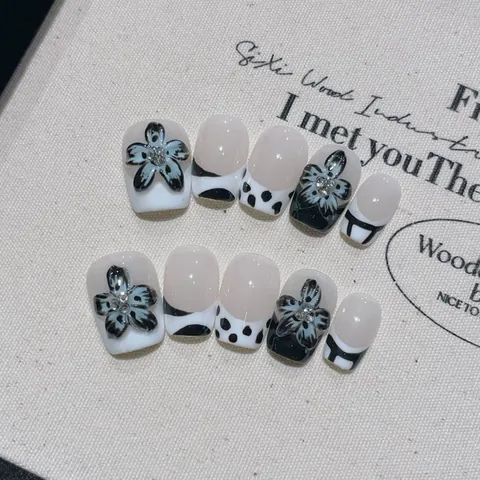 Ongles à Presser Faits à la Main Noir Blanc Design de Fleurs 3D Avec Strass Style Français Courts Carrés Faux Ongles Femme Beauté DIY Nail Art Accessoire Élégant