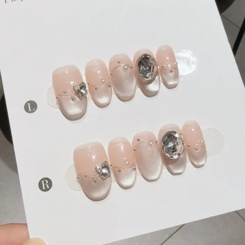 Unghie Finte French Occhio di Gatto Fatte a Mano Sfumate Rosa Nude Con Farfalla 3D Strass Unghie Corte Ovali Eleganti Gioielli