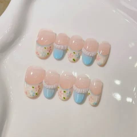 Handgemaakte Franse Plaknagels Kort Ovaal Lichtblauw 3D-reliëf Kant Bloemenpatroon Elegante Manicure Voor Vrouwen