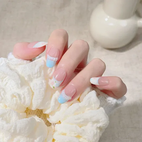 Handgemaakte Franse Plaknagels Kort Ovaal Lichtblauw 3D-reliëf Kant Bloemenpatroon Elegante Manicure Voor Vrouwen