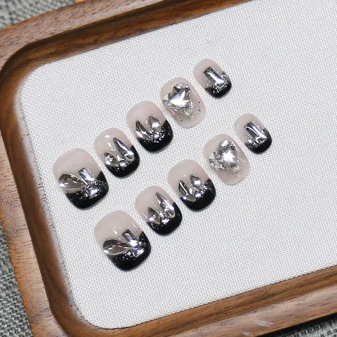 Unghie Finte Fatte a Mano Sfumate Francese Cuore Strass Scintillanti Corto Quadrato Tondo Lusso Lega 3D Decorazione Elegante Nail Art