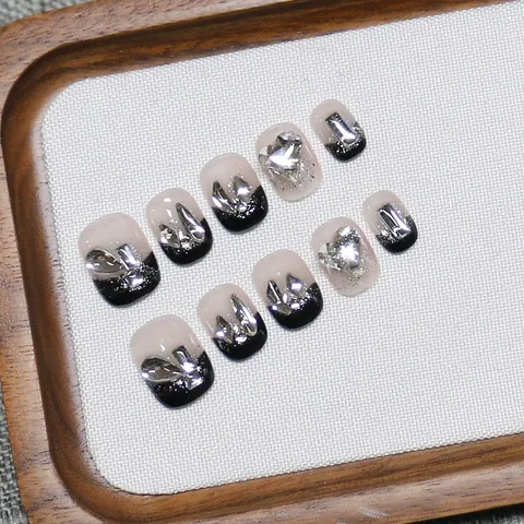 Unghie Finte Fatte a Mano Sfumate Francese Cuore Strass Scintillanti Corto Quadrato Tondo Lusso Lega 3D Decorazione Elegante Nail Art