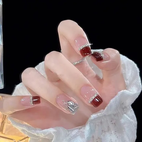 Faux Ongles à Coller Bordeaux Style Français Fait Main Avec Chaîne Strass Argent Mi-long Carré Trapèze Gel UV Pour Femmes