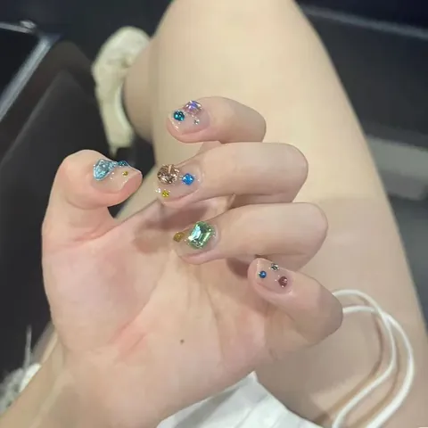 Handmade Luxury Press On Nails With Colorful Irregular Rhinestones Heart Shaped Mixed Crystal Sparkly Short Fake Nails For Women