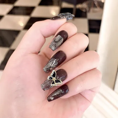 Handgefertigte Lange Sarg-Design Aufklebbare Nägel Mit 3D Schmetterling Anhängern Dunkelbraun Katzenauge Silber Glitzer Luxus Kunstnägel