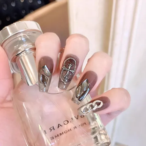 Handgefertigte Gotische Künstliche Nägel Sargform Iced Americano Braun Farbverlauf Silber Kreuz Metallkette Strass Damen Falsche Nägel