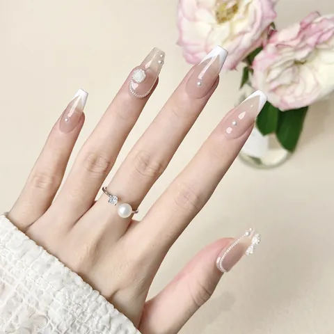 Unghie Finte Autoadesive Camelia Bianca Francese Fatte a Mano Rosa Nudo Lunghe a Bara Con Rosa 3D Künstliche Perle Catena Argento