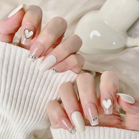 Handgefertigte Künstliche Fingernägel Sargform Milchweiß Nude Rosa Farbverlauf 3D Herz Strass Falsche Nägel Für Damen