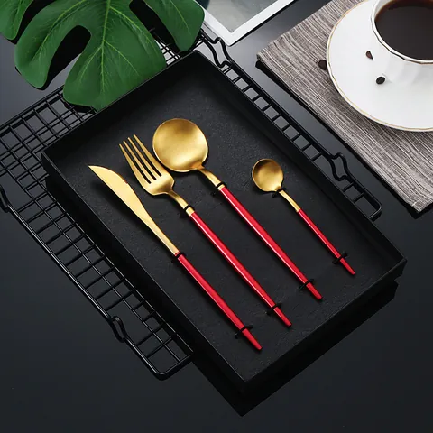 Combinazione Posate in Acciaio Inossidabile 304 Stile Portoghese Oro Opaco Manico Colorato Coltello Bistecca Forchetta Cucchiaio