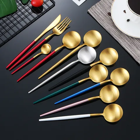 Combinazione Posate in Acciaio Inossidabile 304 Stile Portoghese Oro Opaco Manico Colorato Coltello Bistecca Forchetta Cucchiaio