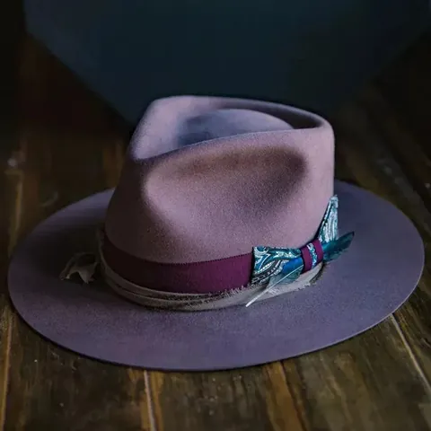 Κομψό Μωβ Μάλλινο Καπέλο Fedora Βρετανικού Στυλ Με Φαρδύ Γείσο Καπέλο από Μάλλινη Τσόχα Με Φτερό Φιόγκο για Γυναίκες Βίντατζ Αξεσουάρ Μόδας