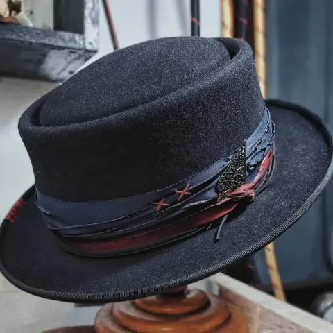 Chapeau Pork Pie Vintage 100% Laine pour Hommes Femmes Style Britannique Feutre Fedora Avec Décoration de Ruban de Plumes Automne Hiver