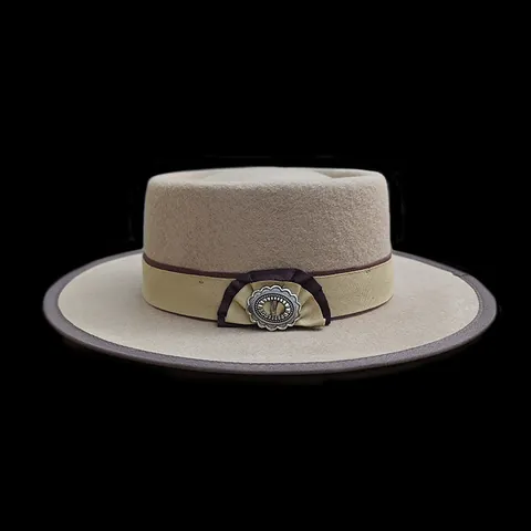 Vintage Zuivere Wollen Vilt Pork Pie Hoed Platte Kroon Brede Rand Met Lint en Metalen Badge Voor Vrouwen Sieraden