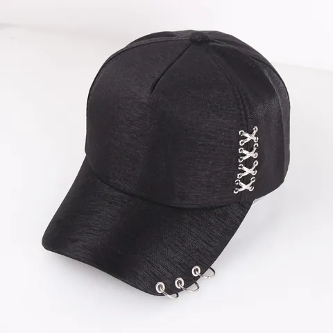 Cappello da Baseball Hip Hop Con Anelli di Metallo e Fibbie a Croce Punk Streetwear Parasole Regolabile in Poliestere Unisex
