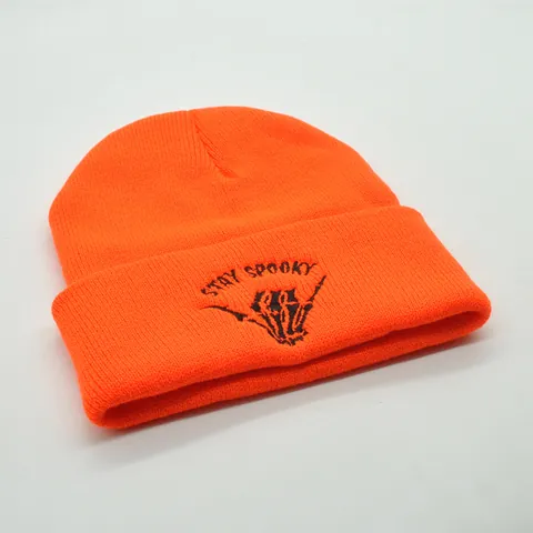 Berretto Beanie Ricamato Stay Spooky Mano di Scheletro Cappello di Maglia per Uomo Donna Halloween Inverno Caldo Skullies