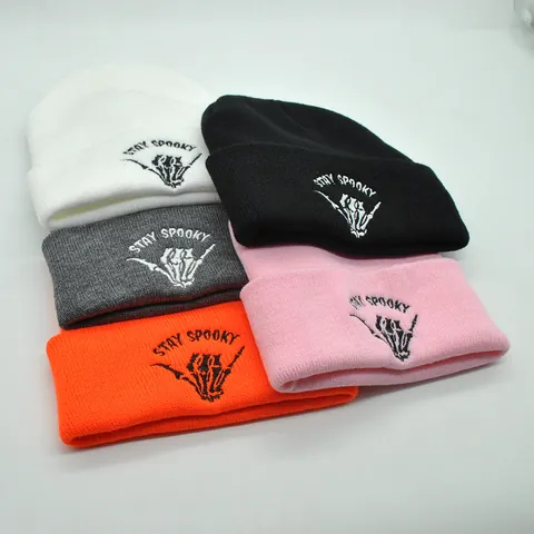 Berretto Beanie Ricamato Stay Spooky Mano di Scheletro Cappello di Maglia per Uomo Donna Halloween Inverno Caldo Skullies