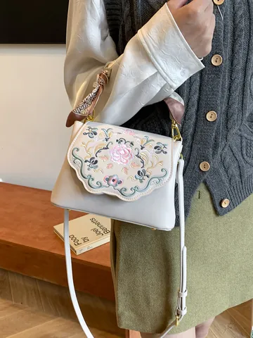 Dames Nieuwe Chinese Stijl Bloemenborduurwerk PU Leer Crossbody Tas Met Gegolfde Flap En Satijnen Sjaal Omwikkelde Handgreep