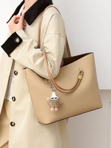 Bolso Tote de Cuero PU de Gran Capacidad para Mujer Patrón de Lichi Bolso de Hombro Minimalista Urbano Con Colgante de Felpa