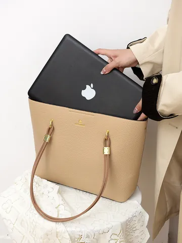 Bolso Tote de Cuero PU de Gran Capacidad para Mujer Patrón de Lichi Bolso de Hombro Minimalista Urbano Con Colgante de Felpa