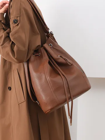 Mochila de Mujer Retro con Patrón de Lichi en Cuero PU con Cordón Bolso de Cubo para Viaje Diario de Gran Capacidad