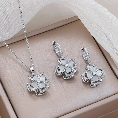 Light Luxury Copper Rhinestone Rotating Four-Leaf Clover Pendant Necklace Shiny Crystal Geometric Flower Clavicle Chain Jewelry Gift For Women