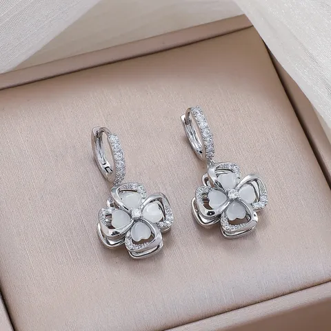 Light Luxury Copper Rhinestone Rotating Four-Leaf Clover Pendant Necklace Shiny Crystal Geometric Flower Clavicle Chain Jewelry Gift For Women