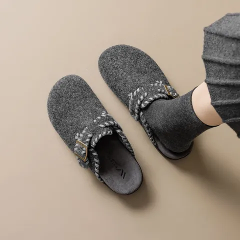 Women Retro Felt Mules Clogs With Metal Buckle Adjustable Strap Plush Lining Rubber Sole Closed Toe Casual Slippers Daily Footwear