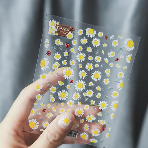 Adesivi per Unghie 5D Goffrati con Fiori di Margherita Bianca e Coccinella Rossa Decalcomanie Sottili in Rilievo per Decorazione Fai-da-te Donna